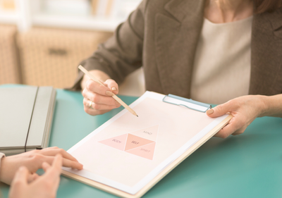 Femme montrant un schema à une autre personne